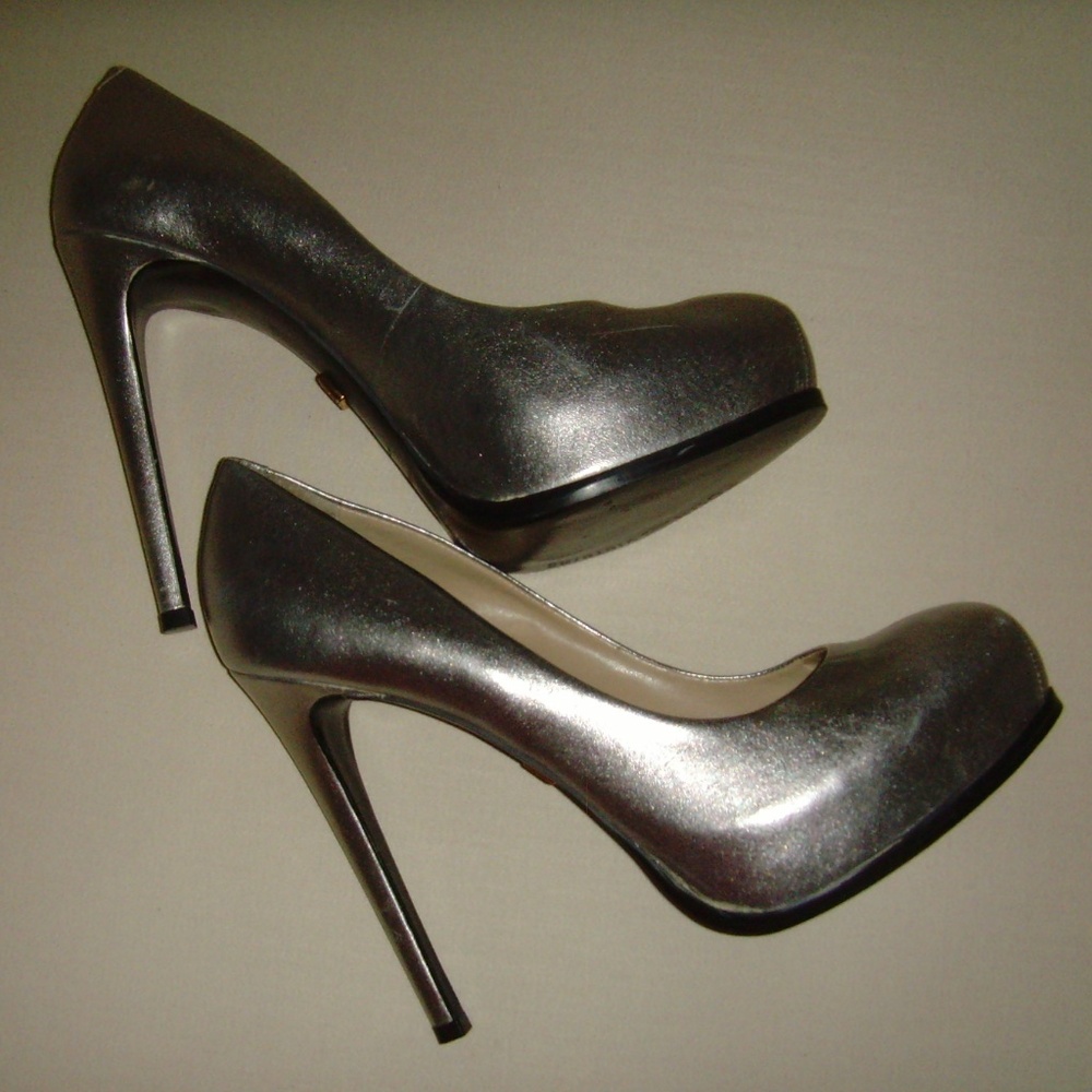 Pour La Victoire Metallic Silver Irina Pumps - 9 NEW